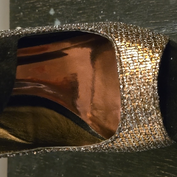 Carlos Santana Black and Silver 5 In. Heels with Cut-Out Design - Picture 6 of 6